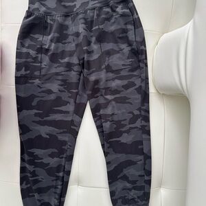 Athleta Salutation Camo Joggers Size S Petite